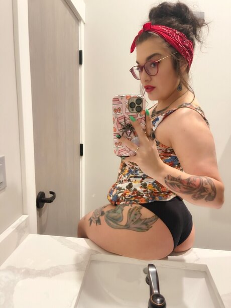 Naakte gelekte OnlyFans-foto van Pilot Jones