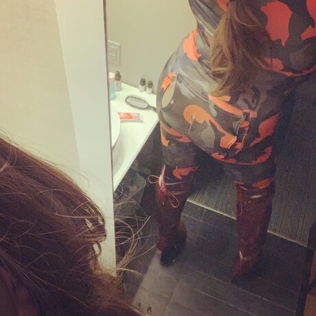 Naakte gelekte OnlyFans-foto van Wetassbootaynyc Aka Sluttybehavior