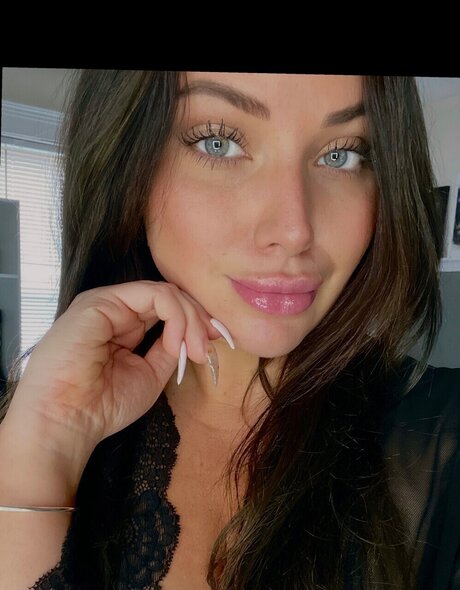 Naakte gelekte OnlyFans-foto van Riah