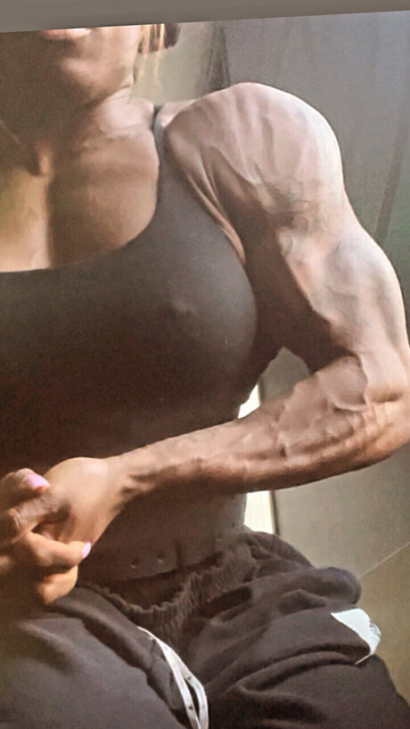 Naakte gelekte OnlyFans-foto van Themusclegirl