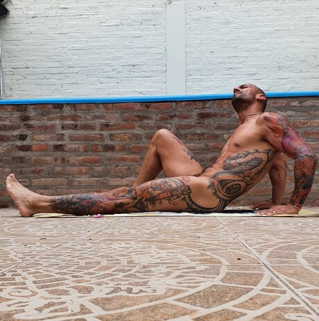 Naakte gelekte OnlyFans-foto van Eduardo Tano 17