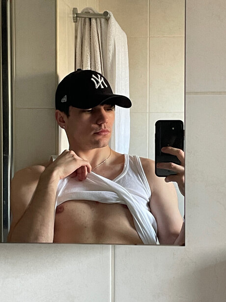 Naakte gelekte OnlyFans-foto van Pavel Bushel