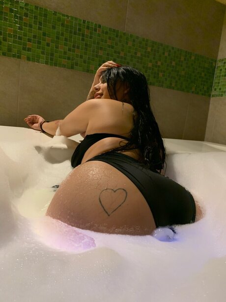 Naakte gelekte OnlyFans-foto van Monse Vega