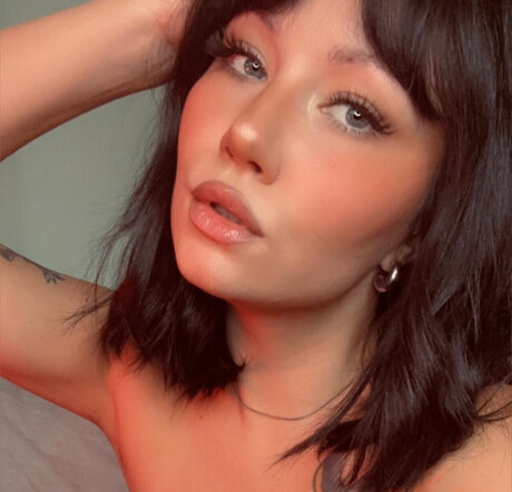 Naakte gelekte OnlyFans-foto van Mia Holland