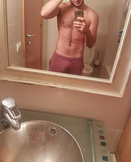 Naakte gelekte OnlyFans-foto van Young16