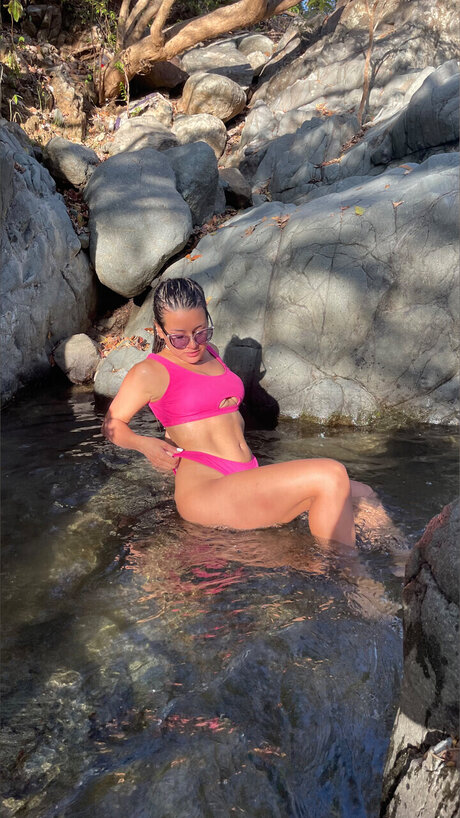 Naakte gelekte OnlyFans-foto van Kat Glam