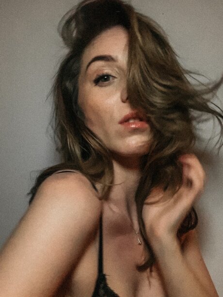 Naakte gelekte OnlyFans-foto van Fabienne