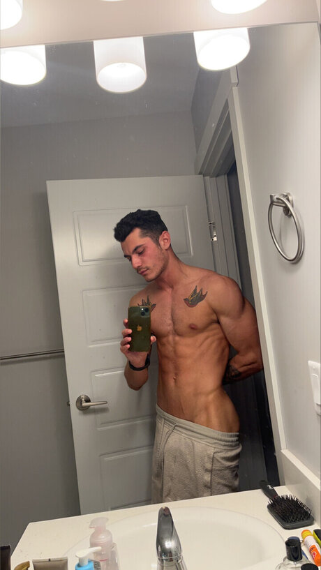 Naakte gelekte OnlyFans-foto van Tyler Hyundai