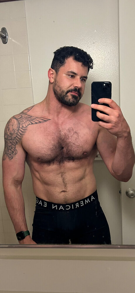 Naakte gelekte OnlyFans-foto van Aaron Bearon
