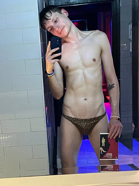 Naakte gelekte OnlyFans-foto van Damin Triton