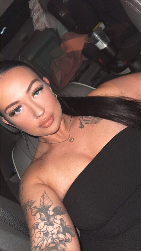 Naakte gelekte OnlyFans-foto van Lectra Rose