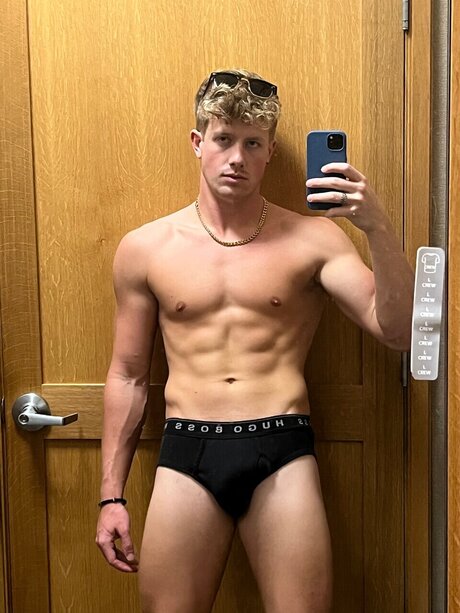 Naakte gelekte OnlyFans-foto van Jamezz