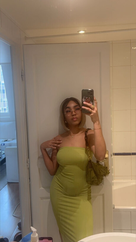Naakte gelekte OnlyFans-foto van Emilia