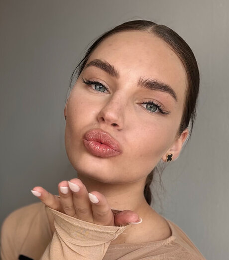 Naakte gelekte OnlyFans-foto van Polinka