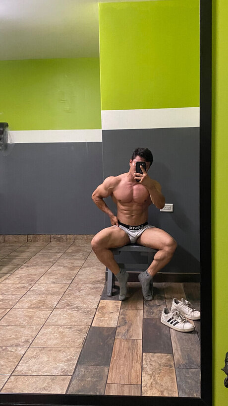 Naakte gelekte OnlyFans-foto van Angel Velazquez