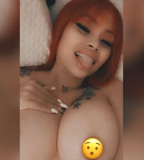Naakte gelekte OnlyFans-foto van Katrina Doll