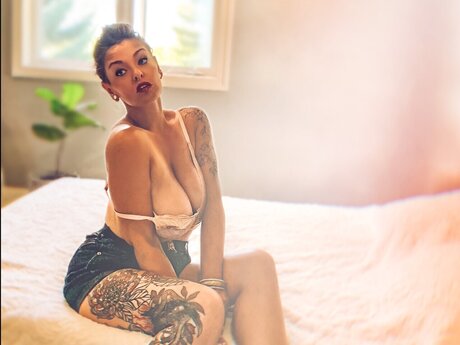 Naakte gelekte OnlyFans-foto van Elle J Bailey