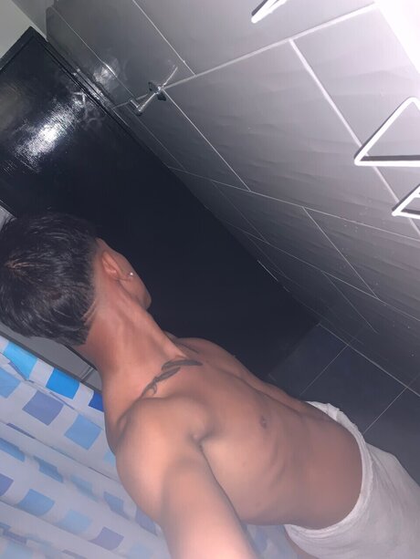 Naakte gelekte OnlyFans-foto van Angelo Ospino