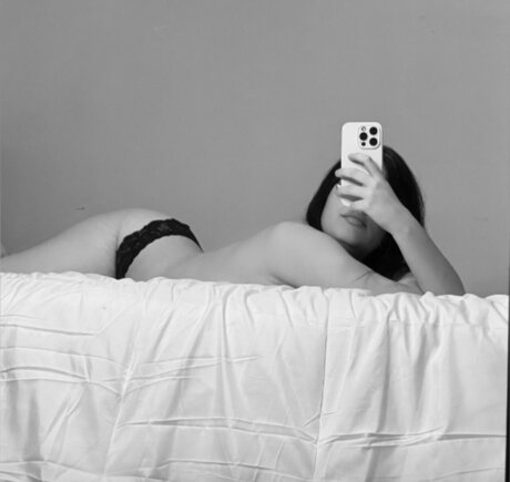 Naakte gelekte OnlyFans-foto van Emy 