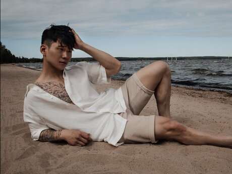 Naakte gelekte OnlyFans-foto van Nickolas Nguyen