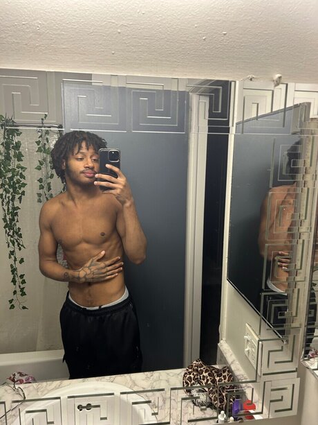 Naakte gelekte OnlyFans-foto van Louielou