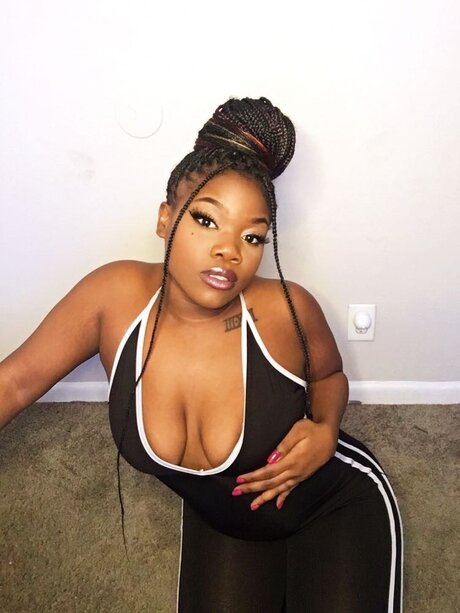 Naakte gelekte OnlyFans-foto van Venus Juice Queen