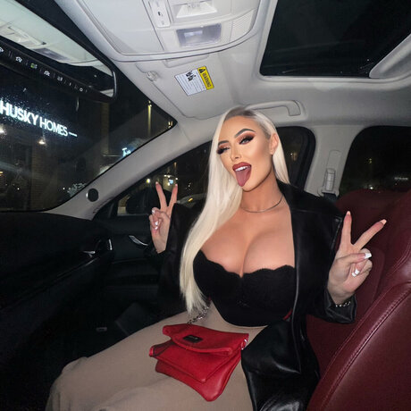Naakte gelekte OnlyFans-foto van Sasha Carmine