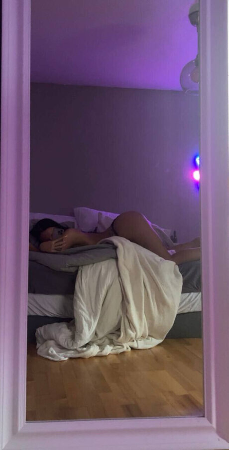 Naakte gelekte OnlyFans-foto van Andrea