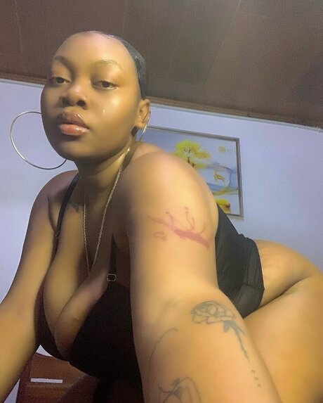 Naakte gelekte OnlyFans-foto van Lay