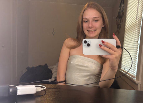 Naakte gelekte OnlyFans-foto van Belle