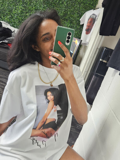 Naakte gelekte OnlyFans-foto van Priya Peach Xoxo