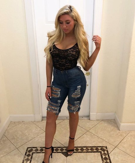Naakte gelekte OnlyFans-foto van Sarah Baer