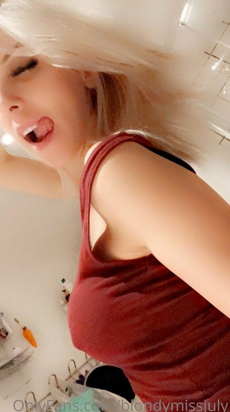Naakte gelekte OnlyFans-foto van Blondymissjuly