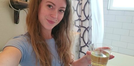 Naakte gelekte OnlyFans-foto van Feetofastoner