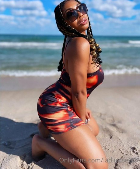 Naakte gelekte OnlyFans-foto van Bodyonrose