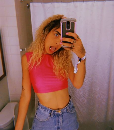 Naakte gelekte OnlyFans-foto van Indigo De Souza