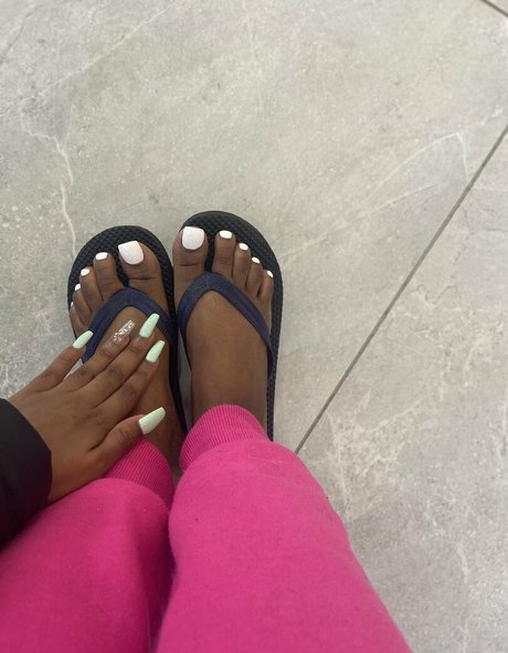 Naakte gelekte OnlyFans-foto van Chocolatefeet8
