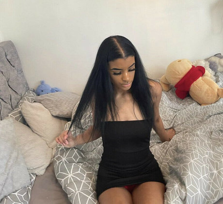 Naakte gelekte OnlyFans-foto van Alisha Romain