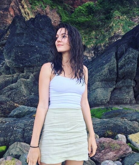 Naakte gelekte OnlyFans-foto van Ella Hunt