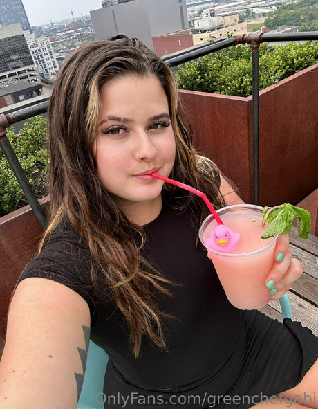 Naakte gelekte OnlyFans-foto van Greenchefgabi