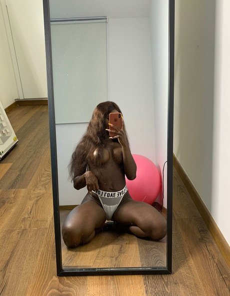 Naakte gelekte OnlyFans-foto van Sarahbrown
