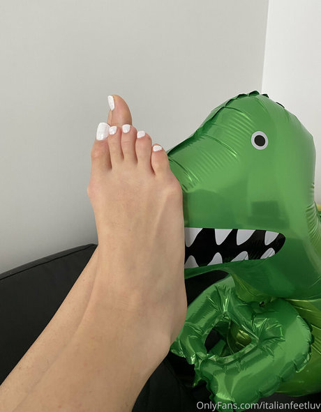 Naakte gelekte OnlyFans-foto van Italianfeetluv