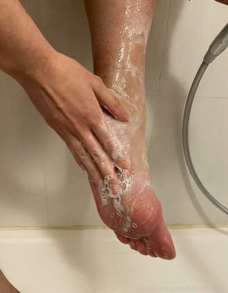 Naakte gelekte OnlyFans-foto van Italianfeetluv