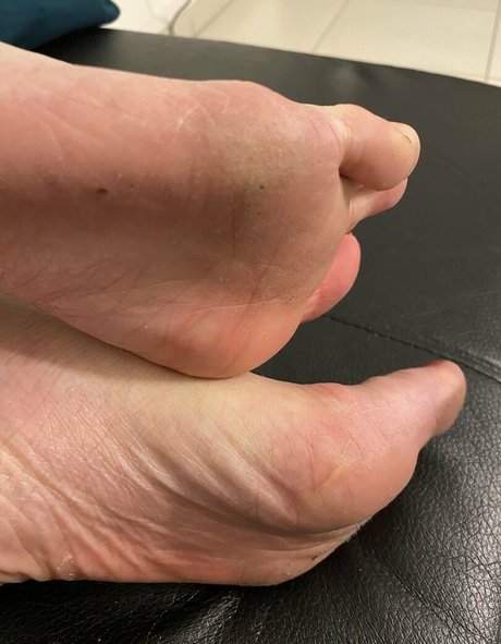 Naakte gelekte OnlyFans-foto van Italianfeetluv