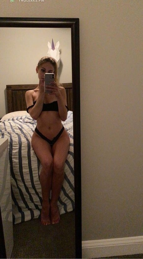 Naakte gelekte OnlyFans-foto van Tarah Kayne