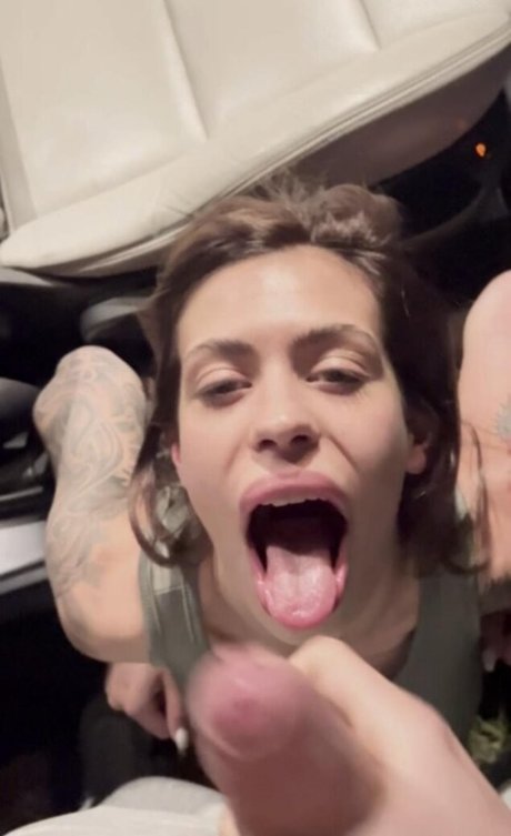 Naakte gelekte OnlyFans-foto van Inkedelenaa