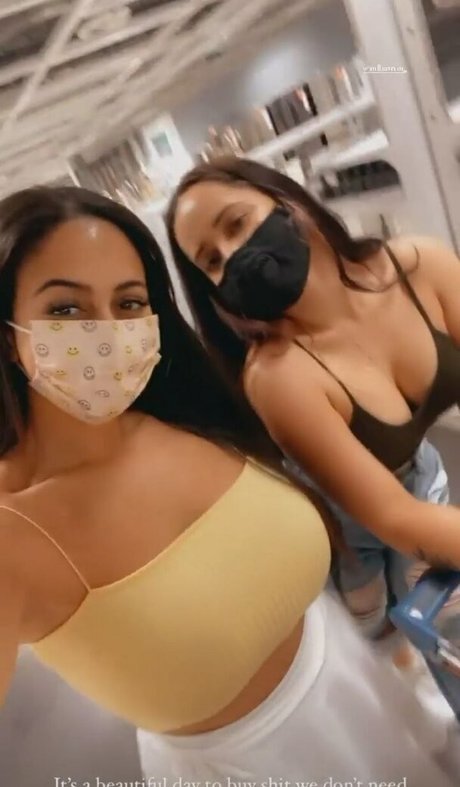 Naakte gelekte OnlyFans-foto van Bienbelle