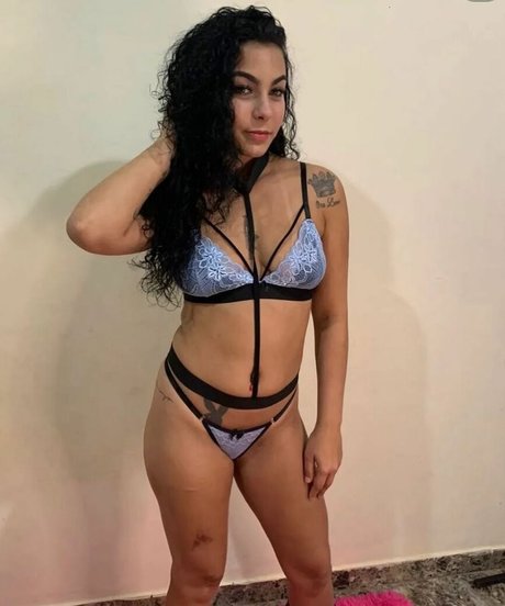 Naakte gelekte OnlyFans-foto van Ziana Rodrigues