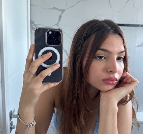 Naakte gelekte OnlyFans-foto van Clarissa Pavie