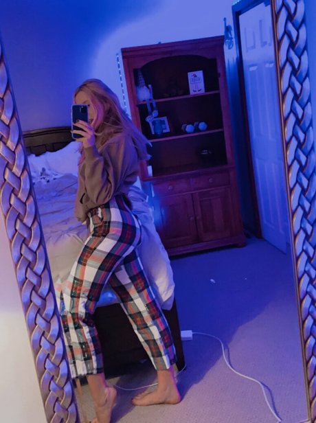 Naakte gelekte OnlyFans-foto van Kateszn